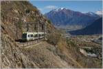 Ein BLS RABe 535  Lötschberger   als RE nach Bern beim Einfahrtssignal von Lalden.