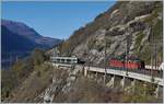 Viel Verkehr auf der Lötschberg Südrampe in der Nähre von Lalden: Während eine  Re 10/10  mit einem Güterzug bergwärts fährt, kommt von Lalden ein