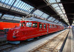 Der RAe 4/8 1021  roter Pfeil Churchill  stand am 06.06.2015 im Zürcher Hauptbahnhof zu einer  Kulturreise  bereit, es war ein echtes Highlight im HB Zürich.

Der RAe 4/8 1021, auch bekannt als roter Pfeil Churchill, ist ein Doppel-Triebwagen der Schweizerischen Bundesbahnen (SBB), der anlässlich der Schweizerischen Landesausstellung 1939 gebaut wurde. Dadurch, dass er 1946 genutzt wurde, um Winston Churchill als Staatsgast durch die Schweiz zu fahren, ist er bis heute als „roter Churchill-Pfeil“  bekannt.

Der als anmietbarer Ausflugszug konzipierte „Churchill-Doppelpfeil“ verfügt über eine Minibar in der Fahrzeugmitte. Da er nie als konventioneller Reisezug, sondern stets als Charterzug vorgesehen war, verfügte er von jeher nur über eine  Wagenklasse  in Form von 28 Vierertischen, die zusammen 112 Gästen Platz bieten. Im Dreiklassen-System bis 1956 trugen die Doppelpfeile die Baureihenbezeichnung RBe, was auf die zweite Klasse hinwies. Mit dem Wegfall der dritten Klasse wurden die Doppelpfeile ohne irgendwelche Änderungen an der Ausstattung in die erste Klasse (RAe) hochgestuft. Als historisches Fahrzeug trägt er heute noch die historische Baureihenbezeichnung.

Die Landesausstellungen dienten jeweils als Leistungsschau, an der Schweizer Institutionen und Unternehmen die Leistungsfähigkeit des Landes zur Schau stellten. Für die Landi 1939 entwarf die Schweizer Rollmaterialindustrie unter Leitung der Schweizerischen Lokomotiv- und Maschinenfabrik (SLM) in Winterthur, einen «Roten Doppelpfeil», in Anlehnung an die «Roten Pfeile» (RAe 2/4). Am Bau des Fahrzeugs beteiligten sich neben der SLM auch die Schweizerische Waggonfabrik Schlieren (SWS), Brown, Boveri & Cie (BBC), die Maschinenfabrik Oerlikon (MFO) und die Société Anonyme des Ateliers de Sécheron (SAAS).

Aus der Zusammenarbeit entstand der hochgezüchtete Schnelltriebwagen Re 4/8 301, der im Mai 1939 in Dienst gestellt wurde und eine theoretische Höchstgeschwindigkeit von 150 km/h aufwies, die damals allerdings nirgendwo auf dem Schweizer Schienennetz ausgefahren werden konnte.

Ab 1941 wurde der Doppelpfeil für den Charterverkehr freigegeben, die Reisegeschwindigkeit, die damals schon 100 km/h nicht überschritt, gilt bis heute unverändert, als für Passagiere noch komfortable Höchstgeschwindigkeit. 1944 erhielt der Doppelpfeil die Baureihenbezeichnung RBe 4/8. Zwei Jahre später kündigte sich mit Sir Winston Churchill hoher Besuch in der Schweiz an und der Doppelpfeil mit der damaligen Nummer 301 wurde im September 1946 zur Beförderung des Staatsgastes eingesetzt. Seit diesem legendären Einsatz ist dieser Zug kaum mehr unter seinen zahlreichen Typenbezeichnungen, sondern als  roter Pfeil Churchill  bekannt. Seine offizielle Bezeichnung änderte sich bereits 1948 wieder, der Doppelpfeil RBe 4/8 erhielt die Betriebsnummer 651 und 1959 erhielt er die Betriebsnummer  RAe 4/8 1021.

Im Jahr 1979 wurde der «Churchill-Pfeil» einer Hauptrevision unterzogen, anlässlich der Wiederinbetriebnahme erlitt das Fahrzeug allerdings einen Brandschaden und wurde abgestellt. Man versuchte den nicht betriebsfähigen 1021 unter anderem als historisches Fahrzeug im Verkehrshaus in Luzern unterzubringen.

Da dies nicht gelang, wurde das defekte Fahrzeug über die Jahre an verschiedenen Orten abgestellt, ehe es im März 1985 zum Schrottwert an den privaten Interessenten Intraflug verkauft wurde. Der Besitz der Intraflug gelangte durch deren Verkauf 1994 an das Reisebüro Mittelthurgau, einer Tochtergesellschaft der Mittelthurgaubahn (MThB). Der MThB gelang im September 1996 die erneute Inbetriebnahme des «Churchill-Doppelpfeils», der im Auftrag der MThB durch die Werkstätte Samstagern der Südostbahn (SOB) aufgearbeitet wurde. Das als RAe 4/8 1021 restaurierte Fahrzeug erhielt die MThB-UIC-Bezeichnung RAe 506 605.

Mit dem Konkurs der Mittelthurgaubahn, deren Konkursmasse 2002 weitgehend von den SBB übernommen wurde, kam das historische Fahrzeug wieder zurück zu den SBB. Ende 2004 wurde das Paradefahrzeug vollständig revidiert und steht seither allen Interessenten als Charterfahrzeug für Fahrten durch die Schweiz zur Verfügung. 

Technische Daten:
Spurweite: 1.435 mm (Normalspur)
Achsfolge:  2'Bo'+Bo'2'
Höchstgeschwindigkeit: 150 km/h
Reisegeschwindigkeit:  100 km/h
Leistung:  835 kW
Länge über Puffer:  46.200 mm
Breite:  2.905 mm
Höhe:  3.750 mm
Gewicht:  93 t

Es gab noch die 1953 gebauten Rote Doppelpfeile RAe 4/8 1022–1023 diese waren aber nicht genau Baugleich und sind leider nach Schäden bereits verschrottet.