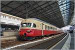 Der SBB RAe TEE II 1053 wartet in Lausanne die Streckenfreigabe für die Weiterfahrt nach Aarau.