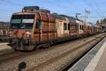 Am 1 Jänner 2026 treft TPF 560 245 in Chokolade-Vollwerbung in Romont ein als RB Broc-Chocolatterie--Bern über Romont und Fibourg.
