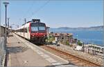 Der Region Alpes Regionalzug R91 6125 wartet in Saint Gingolph auf die Abfahrt (15:51) nach Brig (an 17:56). Im Einsatz f�r diese Leistung ist ein SBB Domino mit dem ABt NPZ Do 50 85 39-43 814-5 CH-SBB an der Spitze, dem B NPZ Do 50 85 29-43 150-6 CH-SBB als Zwischenwagen und dem schiebenden RABe 560 217 (UIC RABe 560 DO 94 85 7 560 217-2 CH-SBB) am Zugschluss. 

22. Juli 2026