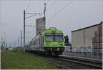 Der BLS Regionalzug 6562 bestehend aus dem ABt 971 (50 85 0835 971-1 CH-BLS) einem  Jumbo -Mittelwagen und dem RBDe 565 731 am Schluss verlässt Büren an der Aare. 

18. April 2021