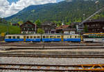   Der Doppeltriebwagen MOB ABDe 8/8 4002 „Vaud“ (deutsch Waadtland) der Montreux–Berner Oberland-Bahn (franz�sisch Chemin de fer Montreux-Oberland bernois) steht im Bahnhof