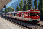 Gef�hrt von dem zweite Klasse Steuerwagen mit Niederflur-Gep�ckanteil (Kofferkuliwagen) MGB BDkt 2232, ex BVZ, erreicht der MGB - Matterhorn-Gotthard-Bahn Regionalzug RE 42 (323) von Fiesch, via Brig