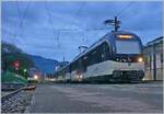 In der  Blauen -Morgenstunde steht überraschen ein MOB Alpina mit den Triebwagen Be 4/4 9204 und ABe 4/4 9304 (mit einem Panoramazwischenwagen) in Blonay. Der Grund ist mit nicht bekannt und am Nachmittag bei meiner Rückkehr war der Zug weg. 

29. April 2026