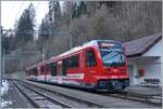 Der neue CJ ABe 4/12 672 wendet im Spitzkehrbahnhof Combe Tabeillon.
