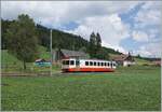 Der transN (ex cmn) BDe 4//4 N° 8 ist als R 22 319 von La Chaux de Fonds nach Les Ponts de martel unterwegs und erreicht gerade die kleine Haltestelle Les Coeudres, wo er aber mangels Haltewunsch