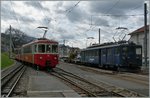 Während der CEV BDeh 2/4 mit seinem Bt die Zahnradbahnstrecke Richtung Les Pleiades in Angriff nimmt, wartet der MOB BDe 4/4 3004 mit seinem Arbeitszug auf neune Aufgaben.