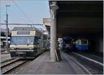 Neben dem Meterspur MVR (CEV) GTW Be 2/6 stehen, lichtungünstig die 80 cm Spur Rochers de Naye Beh 4/8 302 und Bhe 2/4 204 in Montreux.