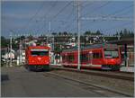In Le Noirmont sehet links im Bild die CJ Gem 2/2 522 (UIC (90 85 856 0522-7) während recht im Bild der CJ GTW ABe 2/6 632  Mon Soleil  auf nach Saignelégier einfährt

26. Juni 2024