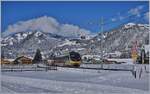 Ein  Lenker-Pendel  Be 4/4 Serie 5000 ist kurz vor Gstaad auf dem Weg nach Zweisimmen.