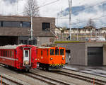 
Der RhB Gepäcktriebwagen Ge 2/2 151, ex BB Fe 2/2 51, steht am 02.11.2019 in Poschiavo (aufgenommen aus einem Zugheraus). Heute findet der Gepäcktriebwagen als Rangierlokomotive Verwendung, in den Sommermonaten auch oft auf Ospizio Bernina.

Die seinerzeit selbständige Berninabahn (BB) stellte 1909 den von der SIG und Alioth gebauten meterspurigen Elektrotriebwagen Fe 2/2 51 in Dienst. Mit seinem damaligen Holzaufbau erinnerte der Gepäcktriebwagen äußerlich an einen Güterwagen; die elektrische Ausrüstung entsprach einem halben Personentriebwagen BCe 4/4 (später RhB ABe 4/4 I). Mit der Übernahme der Berninabahn durch die Rhätische Bahn (RhB) im Jahr 1943 wechselte auch dieses Fahrzeug in die neue Eigentümerschaft. Mit der Umbezeichnung der Gepäckwagen wurde der Triebwagen vom Fe 2/2 zum De 2/2 und 1965 erhielt er von der RhB die Nummer 151.

Im Laufe der Zeit nahm die RhB folgende Änderungen vor:
1951 Ersatz des Lyrabügels durch einen Pantographen
1961–62 neuer Wagenkasten, neuer Fahrschalter, Druckluft-Rangierbremse und Magnetschienenbremse zusätzlich zur vorhandenen Vakuumbremse
1980 Kasten verblecht, Einholm-Stromabnehmer

Das Einzelstück war bei der BB grau, bei der RhB zunächst grün, später rotbraun lackiert. Seit Anfang der 1990er trägt es einen Anstrich in Verkehrsorange.

Technische Daten des De 2/2 151, ex BB Fe 51:
Hersteller: SIG, Alioth
Baujahr: 1909
Anzahl Fahrzeuge: 1
Spurweite: 1.000 mm
Achsanordnung: B
Länge über Puffer: 7.150 mm
Breite: 2.500 mm
Achsabstand: 3.500 mm
Triebraddurchmesser (neu): 850 mm
Eigengewicht: 13 t
Dienstgewicht: 15.5 t
Höchstgeschwindigkeit: 45 km/h
Stundenleistung: 154 kW (210 PS)
Anfahrzugkraft: 24,5 kN
Stundenzugkraft: 20 kN bei 26 km/h
Motorentyp: Gleichstrom Reihenschluss
Fahrleitungsspannung: 1 kV DC (Gleichstrom) / 750 V DC bis 1935  
