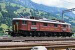 BLS 205 lauft um durch das Vorfeld des Bahnhofs Frutigens am 30 Juni 2013.