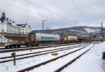 Achtachsiger niedrig gelegte Doppelwagen Mega II (Trag-/Taschenwagen-Doppeleinheit) der Serie I + II, 83 85 493 3 064-8 CH-HUPAC der Gattung Sdggmrrs, der Hupac Intermodal SA, im Zugverband am