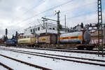 Vierachsiger Drehgestell-Taschenwagen für den Transport von Sattelaufliegern und Container 33 85 450 6 243-6 CH-HUPAC der Gattung Sdgnss (T4.0) der HUPAC Intermodal SA, im Zugverband am