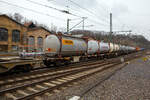 Vierachsiger Drehgestell-Containertragwagen, 33 85 4575 177-2 CH-HUPAC, der Gattung Sgnss, der HUPAC Intermodal SA am 22.03.2021 im Zugverband bei der Durchfahrt in Betzdorf (Sieg).
