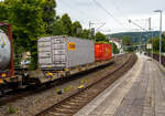 Eher ein Exot unter den Taschenwagen, der niedriggelegte achsachsige Doppelwagen Mega I, 33 85 459 6 036-5 CH-HUPAC, der Gattung Saadggns, der HUPAC Intermodal SA (Chiasso), am 01 August 2025 im