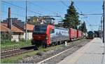 Die SBB International  Re 475 471  Karlsruhe  (UIC 91 806193 471-0 D-SIEAG) mit einem langen Güterzug in Gallarate.