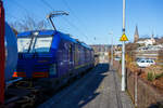 Die an die SBB Cargo International AG vermietete Siemens Vectron MS – 6193 047 (91 80 6193 047-8 D-DISPO) der Beacon Rail Capital Europe GmbH (München) fährt am 21 November 2025 durch Kirchen/Sieg in Richtung Siegen. Leider war wegen der tiefstehenden Sonne kein Bild in der anderen Richtung möglich. 

Die Siemens Vectron MS wurde in der Variante A39 wurde 2025 von Siemens in München-Allach unter der Fabriknummer 23869 gebaut. Nach der Farbe der Lok zu urteilen war die Lok vermutlich für einen anderen Schweizer Kunden bzw. Mieter vorgesehen.

Diese Vectron Lokomotive ist als MS – Lokomotive (Mehrsystemlok) mit 6.400 kW Leistung und 160 km/h Höchstgeschwindigkeit konzipiert. Hier in der Version MS A39 hat sie die Zulassungen für Deutschland, Österreich, Schweiz, Italien, Niederlande und Belgien (D/A/CH/I/NL/B). Die SIEMENS Vectron MS der Version A 39 besitzt die Zugsicherungssysteme ETCS BaseLine 3, sowie
für Deutschland (PZB90 / LZB80 (CIR-ELKE I)), 
für Österreich (ETCS Level 1 mit Euroloop, ETCS Level 2, PZB90 / LZB80),
für die Schweiz (ETCS Level 2, ZUB262ct, INTEGRA)
für Italien (SCMT)
für die Niederlande (ETCS Level 1, ETCS Level 2, ATB-EGvV)
und für Belgien (ETCS L1, ETCS L2, TBL1+)