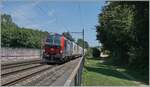Kurz nach Concise zeigt sich im typischen Sommerlicht die von SBB Cargo angemietete 193 068 mit einem Rail-Care Zug auf der Fahrt nach Vufflens la Ville.