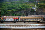 Zweiachsiger, großräumiger Schiebewandwagen 21 85 2457 475-1 CH-SBBC, der Gattung Hbbillns, der SBB Cargo AG, abgestellt am 02 August 2025 in Airolo.