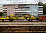 Der SBB Kran-/Hubb�hnenwagen “COMBI”  XTmas 99 85 9236 062-7 CH-SBBI der SBB Infrastruktur, ein 4-achsiger Windhoff MPW Multi Purpose Wagon, Tr�gerfahrzeug mit Kranaufbau und dreiteiliger