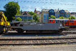 Zweiachsiger SBB Talbot Schotterwagen (Schwerkraft-Selbstentladung) mit einer Brems- und Bedienbühne, 40 85 9572 109-8 CH-SBBI, der Gattung Xs, der SBB Infrastruktur, abgestellt am 07.06.2015