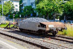 Zweiachsiger SBB Talbot Schotterwagen (Schwerkraft-Selbstentladung) mit einer Brems- und Bedienbühne, 40 85 9572 109-8 CH-SBBI, der Gattung Xs, der SBB Infrastruktur, abgestellt am 07.06.2015
