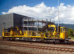 Der SBB Kranwagen “KRANI” XTmass 99 85 92 36 080-9 CH-SBBI (SBB Dienstwagen) der SBB Infrastruktur, ein 4-achsiger Windhoff MPW Multi Purpose Wagon, Trägerfahrzeug mit Kranaufbau und