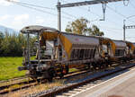 Vierachsiger Drehgestell Schotter-Kieswagen (Planum-Kiessandwagen), Xans 80 85 98 74 704-2 CH-SBBI, der SBB Infrastruktur abgestellt am 10.09.2023 beim Bahnhof Bex(CH).

Die Wagen wurden von der Waggonfabrik Talbot in Aachen (D) gebaut. Der Wagen hat ein zweiteiliges Schiebedach. Die Entladung erfolgt über zwei Schwingförderrinnen (von KHD Humboldt Wedag) und ein ausschwenkbares Förderband wahlweise nach beiden Wagenseiten. Der Abwurfbereich liegt zwischen 2 m und 4,1 m zur Fahrzeuglängsachse. Die Entladezeit einschließlich Rüstzeit beträgt 8 Minuten. Die 40 m³ Ladegut können in dieser kurzen Zeit aus geringer Fallhöhe in die Baugruppe entleert werden und bei langsamer Geschwindigkeit durch schwenken des Förderbandes auch verteilt werden.

TECHNISCHE DATEN:
Hersteller: Waggonfabrik Talbot in Aachen (D)
Spurweite: 1.435 mm (Normalspur)
Anzahl der Achsen: 4 (in 2 Drehgestellen)
Länge über Puffer: 15.000 mm
Drehzapfenabstand: 9.960 mm
Achsabstand im Drehgestell: 1.800 mm
Laufkreisdurchmesser: 920 mm (neu)
Eigengewicht: 26.700 kg
Max. Nutzlast: 63,3 t ab Streckenklasse D
Ladevolumen: 40 m³
Zul. Geschwindigkeit: 100 km/h (beladen) / 120 km/h (leer)
Bauart der Bremse: O-GP-A
Bremssohle: (K) C 810 
Handbremse: Ja