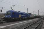 Am nebligen Nachmittag von 29 Dezember 2025 steht WRS 183 004 in Neulackierung mit ein Kesselwagenzug in Offemburg.