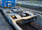 Detailbild von dem sechsachsigen Gelenk-Taschenwagen (Doppeltaschenwagen Typ T3000es in Gelenkbauart ) der Gattung Sdggmrss (33 85 4992 447-4 CH-HUPAC) am 29.12.2017 im Bahnhof Weil am Rhein.