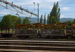 SBB Sonderwagen mit F�rderband Xas 80 85 9862 103-1 am 25.05.2012 abgestellt in Del�mont, aufgenommen aus fahrendem ICN.