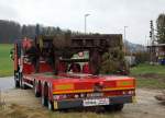 Güterwagen: AUSZUG AUS BUSSWIL. Heute den 2. März 2016 hat sich der N-Bahn-Club Busswil (NBCB) endgültig von seinen zwei Güterwagen getrennt, die der Neugestaltung des Bahnhofs Busswil zum Opfer gefallen sind. Während der letzte in der Schweiz noch vorhandene Kühlwagen P 23 85 849 1801-1 (ehemals Sais AG Horn/TG, Baujahr 1951) mit dem ursprünglichen Holzkasten in Frauenfeld bei IG Schiene Schweiz seine neue Heimat fand, wo er der Nachwelt erhalten bleibt, landete der bereits durch den NBCB teilweise abgebrochene ex Gklm-v 42 85 114 4 887-3 auf dem  SCHROTTHAUFEN. Beide Aufnahmen entstanden in Busswil bei Wetterverhätnissen, die so traurig waren wie der Abschied. Nun steht nur noch das Club-Lokal des NBCB in dem auch die wunderschöne Modellbahnanlage der Spur N bewundert werden kann, in Form eines alten Mitteleinstiegwagens beim Bahnhof Busswil. Gebaut wurde der Kühlwagen durch Schindler Waggon AG Pratteln. In Busswil hatte er seinen Standplatz von 1986 bis 2016. Von diesen Wagen existierten nur gerade zwei Stück.
Foto: Walter Ruetsch    