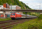 Die 101 081-8 (91 80 6101 081-8 D-DB) der DB Fernverkehr AG, f�hrt am 28.04.2018, mit einem EC bestehend aus SBB EuroCity-Wagen, auf der Linken Rheinstrecke (KBS 471) durch Koblenz-Oberwerth, in