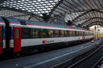 SBB EC-Großraum-Reisezugwagen (EC-Wagen) der zweiten Wagenklasse Bpm 61 85 20-90 215-5 CH-SBB der Gattung Bpm 2090, eingereiht als Wagen Nr.