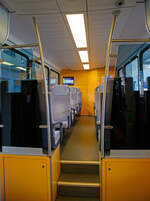 Der Innenraum / Interieur des Stadler Niederflur-Gelenksteuerwagen MGB ABt 2131, hier am 07.09.2021 im Bahnhof Disentis/Must�r.