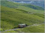 Ein JB Triebwagen BDeh 2/4 mit Steuerwagen hat am 30.07.2008 die Kleine Scheidegg (2061 m) verlassen und sich auf den beschwerlichen Weg zum h�chst gelegenen Bahnhof Europas, dem Jungfraujoch (3454 m)