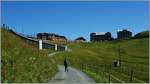 Das Ziel fest im Auge l�uft der Wanderer auf die kleine Scheidegg zu.