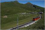 Inzwischen Vergangenheit da durch neuen Kompositionen abgel�st: Ein JB Bhe 2/4 mit seinem Bt der �lteren Generation auf dem Weg zum Jungfraujoch kurz nach der Abfahrt von der Kleinen Scheidegg.