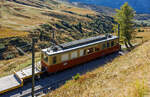 Der JB BDhe 2/4 203 (2. Serie, Baujahr 1960) ist am 02.10.2011 mit einem Tiefladerwagen unterhalb der Keinen Scheidegg abgestellt.

Die BDhe 2/4 sind elektrische Zahnrad-Triebwagen der Jungfraubahn (JB). Sie wurden von 1955 bis 1966 in drei Serien von der SLM - Schweizerische Lokomotiv- und Maschinenfabrik in Winterthur (elektrische Ausr�stung von BBC) angeschafft, da die alten Rowanwagen das steigende Transportaufkommen nicht mehr bew�ltigen konnten.

Sie bestehen aus einem selbsttragenden Wagenkasten mit nur einem F�hrerstand an der Talseite. Dem F�hrerstand schlie�t sich zur Bergseite hin der Gep�ckraum an, unter dem sich das Triebdrehgestell mit einem Achsstand von 3.150 mm befindet. Das bergseitige Laufdrehgestell dagegen hat nur einen Achsstand von 1.500 mm. Nach dem Gep�ckraum kommen der Passagierraum und der Einstiegsbereich mit der �bergangst�r zum Steuerwagen. Der fehlende bergseitige F�hrerstand befindet sich im Personen- oder Zisternen-Steuerwagen, der immer mitgef�hrt werden muss. Auf dem Dach befinden sich insgesamt vier Stromabnehmer, die je zu zweit nebeneinander stehen, und die Bremswiderst�nde. Mit der Ablieferung der JB Bhe 4/8 werden die BDhe 2/4 zunehmend aus dem Dienst genommen und abgebrochen. Aktuell sind nur noch die Nummern 202–204, 206 und 208 vorhanden.

TECHNISCHE DATEN:
Baujahre: 1955 bis 1966, 10 St�ck  (TW 201–210)
Spurweite: 1.000 mm
Achsanordnung: 2'zz + 2'
Zahnradsystem: 	Strub
L�nge �ber Puffer: 14.795 mm
Breite: 2.600 mm
H�he: 3.200 mm
Drehzapfenabstand: 9.125 mm
Achsabstand im Drehgestell: 3.150 mm (Trieb-) / 1.500 mm (Lauf-)
Gewicht: 24,0 t
H�chstgeschwindigkeit: 24 km/h (bergw�rts) / 12 km/h (talw�rts)
Stundenleistung: 440 kW
Stromsystem: 1.125 V/ 50 Hz ∆ (Drehstrom)
Sitzpl�tze: 	41 (und 4 Klappsitze)

Die Jungfraubahn (JB) ist eine elektrische Zahnradbahn. Sie f�hrt seit August 1912 von der Kleinen Scheidegg durch Eiger und M�nch bis auf das Jungfraujoch mit der h�chsten Eisenbahnstation Europas (Tunnelstation, 3.454 m) und �berwindet auf einer L�nge von 9,34 Kilometern fast 1.400 H�henmeter. Etwas mehr als sieben Kilometer der Strecke liegen im Tunnel. Die Bahn befindet sich gro�enteils im Berner Oberland des Kantons Bern, die letzten Meter ab H�he Sphinx-Observatorium und die Endstation befinden sich im Kanton Wallis.
Die Spurweite ist 1.000 mm (Meterspur) mit Zahnstangensystem Strub, die maximale Neigung betr�gt 250 ‰, das Stromsystem ist 1.125 V, 50 Hz ∆ (Drehstrom).