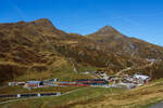Blick auf die Kleine Scheidegg am 02.20.2011.

Die Kleine Scheidegg ist die Passhöhe (2.061 m ü. M.) zwischen dem 3.967 m hohen Eiger und dem 2.472 m hoben Lauberhorn (hier im Hintergrund) im Berner Oberland, die Grindelwald mit Lauterbrunnen verbindet. Auf der Kleinen Scheidegg befinden sich Hotels, Restaurants, Skilifte sowie der Bahnhof der beiden Zahnradbahnen Wengernalpbahn und Jungfraubahn.

Die Wengernalpbahn führt von Lauterbrunnen und Wengen über die Kleine Scheidegg nach Grindelwald, wobei am Bahnhof umsteigen muss, da ein Triebwagen immer auf der Talseite stehen muss. Die die Jungfraubahn führt über die Station Eigergletscher, durch Eiger und Mönch hinauf zum Jungfraujoch. Die Wengernalpbahn wurde im Jahr 1893 fertiggestellt. Im Sommer 1896 wurde mit dem Bau der Jungfraubahn begonnen. 1898 wurde der Abschnitt bis zum Bahnhof Eigergletscher in Betrieb genommen und 1912 wurde die ganze neun Kilometer lange Strecke bis zum Jungfraujoch in Betrieb genommen. 

Der Tourismus hatte sich aber schon vor dem Bau der Bahnen entwickelt: Seit dem Ende des 18. Jahrhunderts besuchten Reisende auf Grand Tour das Berner Oberland und wanderten über die Kleine Scheidegg. Ein erstes Hotel für Touristen wurde 1840 erbaut. Mitte der 1920er Jahre waren die Hotels erstmals auch den Winter über geöffnet. 1941 wurde der Skilift aufs Lauberhorn erbaut.

Die Kleine Scheidegg ist bekannt für das eindrückliche Panorama mit dem Dreigestirn Eiger, Mönch (4.107 m ü. M.) und Jungfrau (4.158 m ü. M.) und zahlreichen Gletschern. Zudem bietet sich hier eine gute Einsicht in die Eiger-Nordwand, um Bergsteiger in der Wand mit dem Fernglas zu verfolgen.
