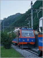 In Capolago wernden die Monte Generoso Bhe 4/8 Triebwagen für den Sonntags-Verkehr bereit gemacht.