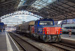   Die SBB Cargo Eem 923 010-3  Suhrerchopf  (Eem 97 85 1 923 010-3 CH-SBB C) f�hrt am 18.05.2018 mit zwei Sch�ttgutwagen durch den Bahnhof Lausanne.