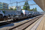 Vierachsige Flachwageneinheit mit abgesenktem Fußboden und Radvorlegern (2 x 2-achsig) der TRANSWAGGON GmbH, der Gattung Laadrs (TWA Typ DB4), 27 80 4354 240-8 D-TWA, beladen mit Transportern, am