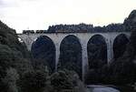 SBB De 4/4 2x mit G�terzug, Inbetriebsetzung 1928; L�p 15,20 m; 59 t; 1100 PS; Vmax 85 km/h; auf der Sitterbr�cke am 23.08.1979.