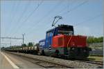 Die SBB Cargo Eem 923 012-9  Chaumont  hat in Morges einige Ks Wagen abgeholt und wartet nun in Denges Echandens auf die Einfahrt in den Rangierbahnhof Lausanne Triage.