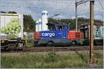 Obwohl klein, passt die Lok nur knapp zwischen den Masten und den abgestellten Wagen: die SBB Cargo Eem 923 005-3  Oberberg  (UIC Eem 97 85 1 923 005-3 SBB-C) in Vufflens la Ville.