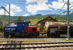 Die SBB Cargo Eem 923 002-0  Brästenegg  (Eem 97 85 1 923 007-9 CH-SBB C) rangieret, am 26.05.2023 beim Bahnhof Siders/Sierre (Kanton Wallis), einen Kesselwagen (aus dem Zug heraus aufgenommen).